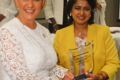 H.E. First Lady of Panama, receiving her Award from the President of Mauritius, H.E. Ameena Gurib, during CELD New York event 2017 copy